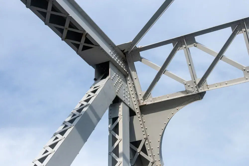 Detalle de una estructura metálica de puente