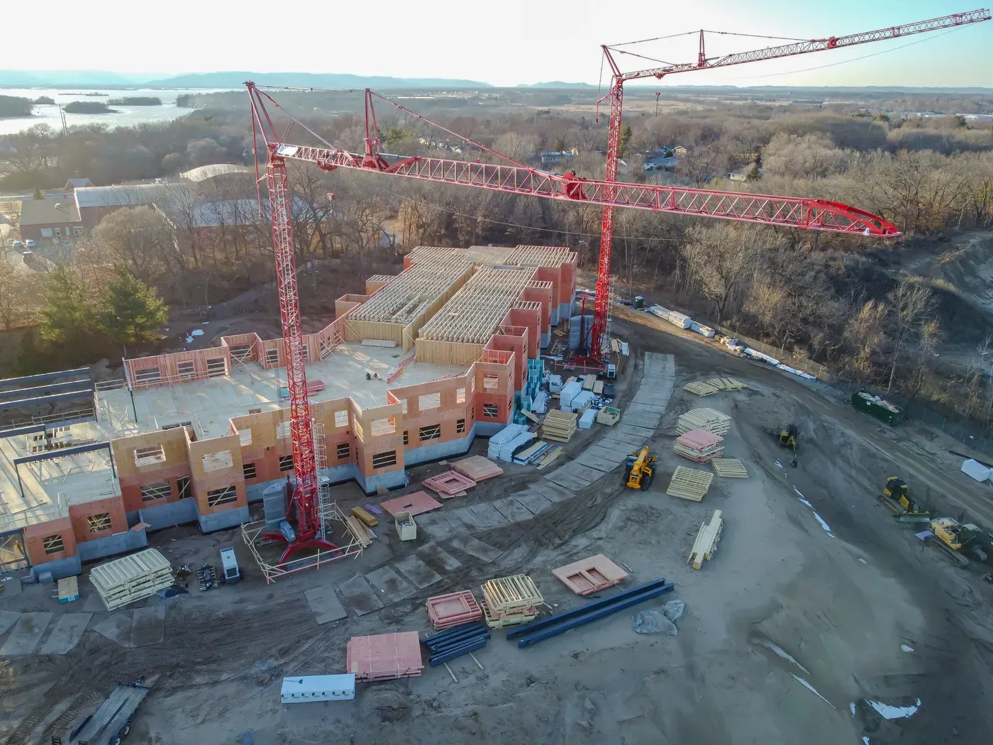 Obra en construcción vista desde el aire, con dos grúas torre