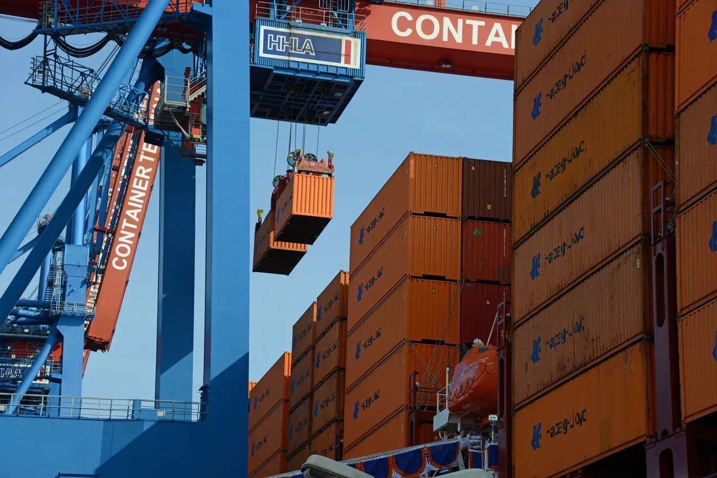 Grúa pórtico izando un contenedor en una terminal portuaria